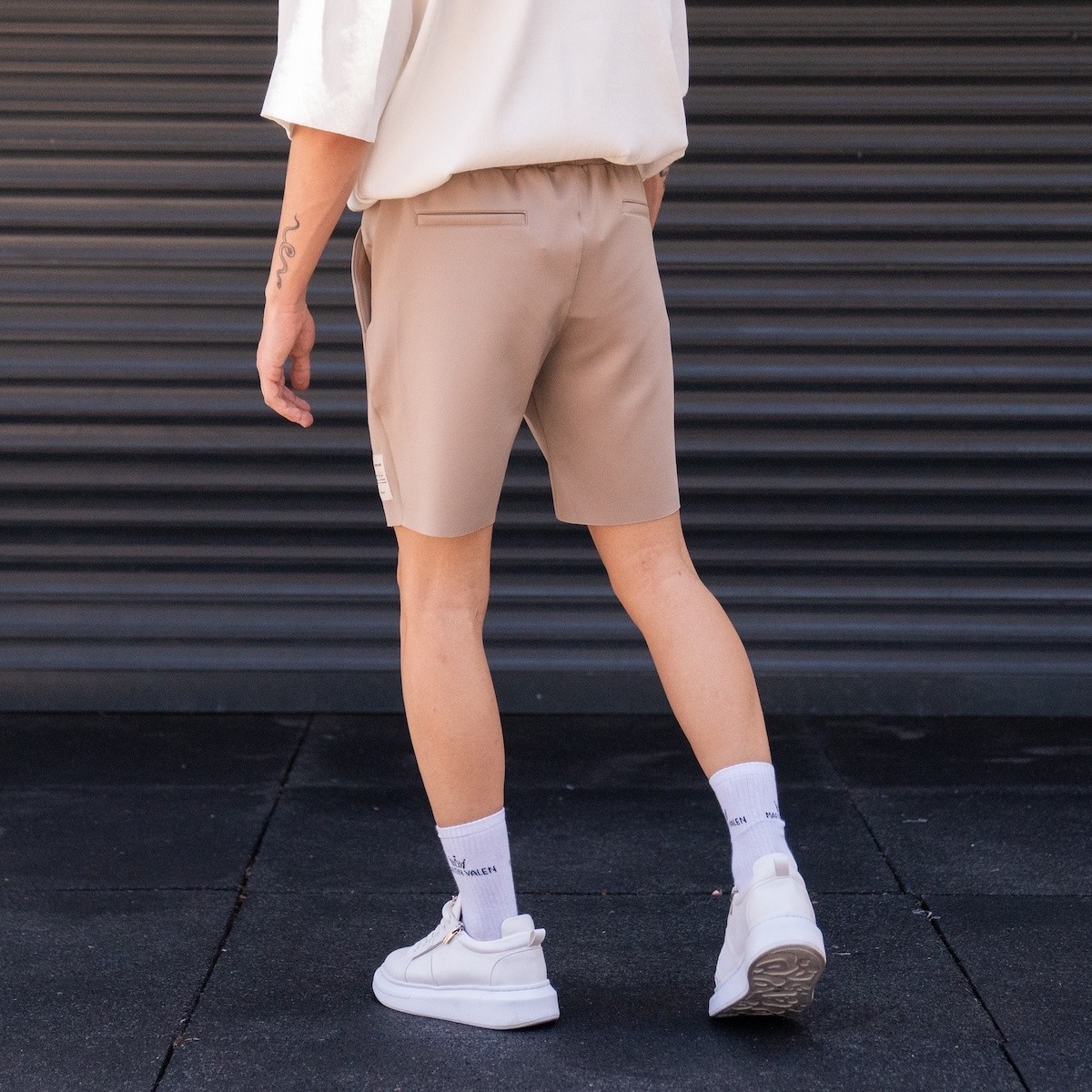 Pantaloncini beige oversize in tessuto da sub da uomo