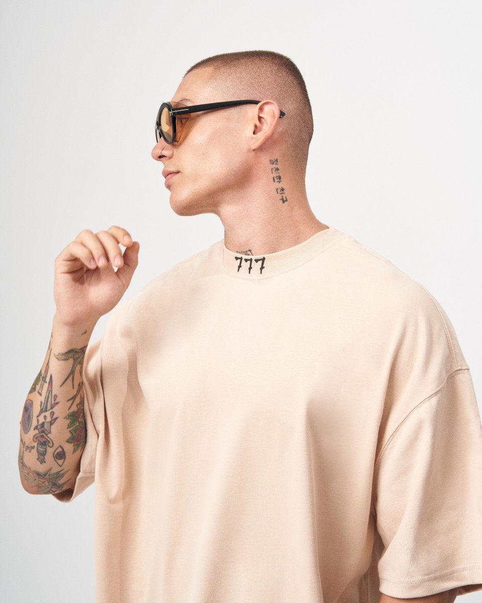 T-shirt bege com gola redonda estampada