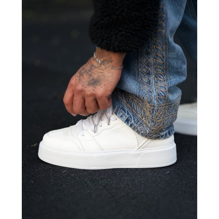 weiße Turnschuhe mit Jeans Männer