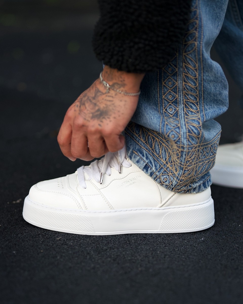zapatillas blancas con vaqueros hombre