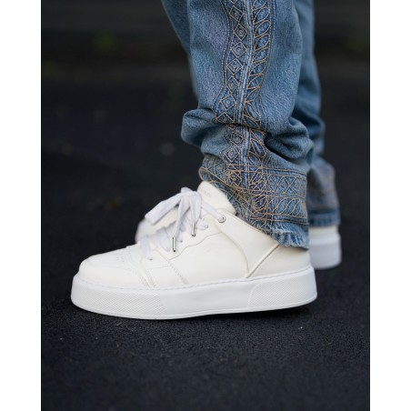 zapatillas blancas para hombre con vaqueros