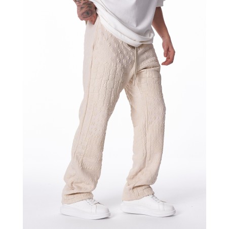Abbinamento jogger beige ricamato e sneakers bianche