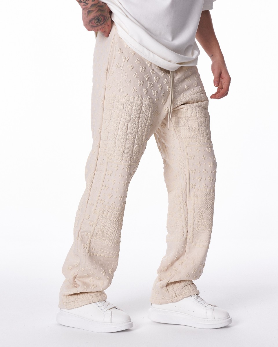 Abbinamento jogger beige ricamato e sneakers bianche