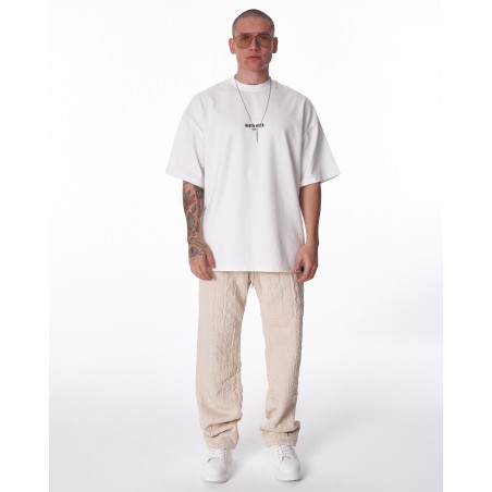 Weißes und beiges Outfit