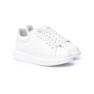 Zapatillas chunky con accesorio de corona dorada