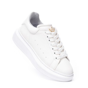 Zapatillas chunky blancas con corona dorada sobre fondo blanco