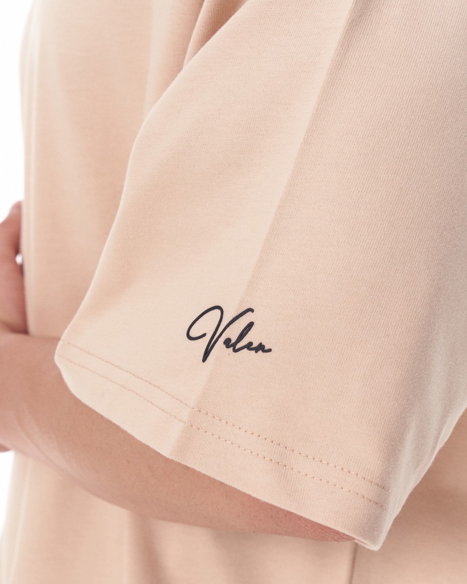 Oversized beige t-shirt rubber print on the sleeve